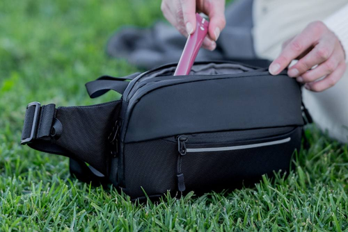 Frau mit Crossbody Tasche auf dem Boden
